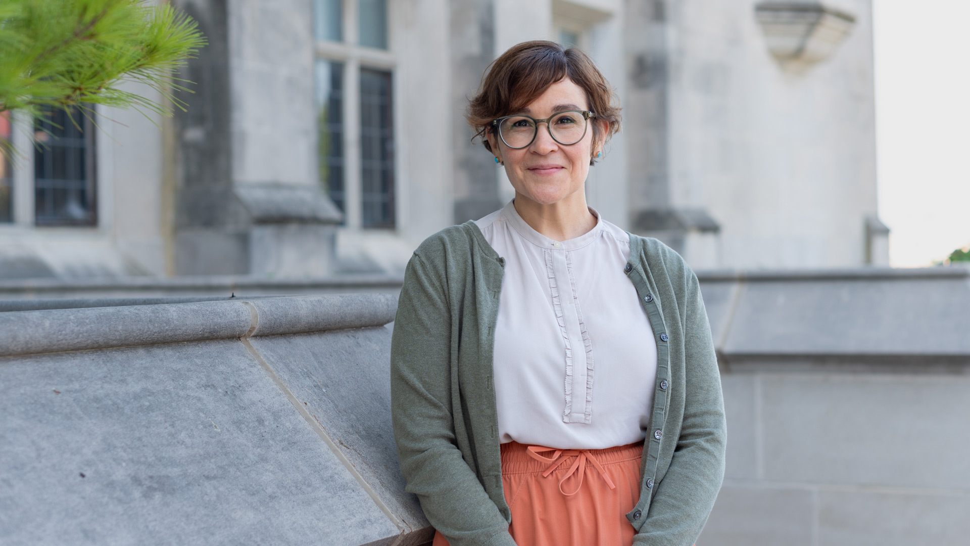 Amber Ovsak in front of Watson Library